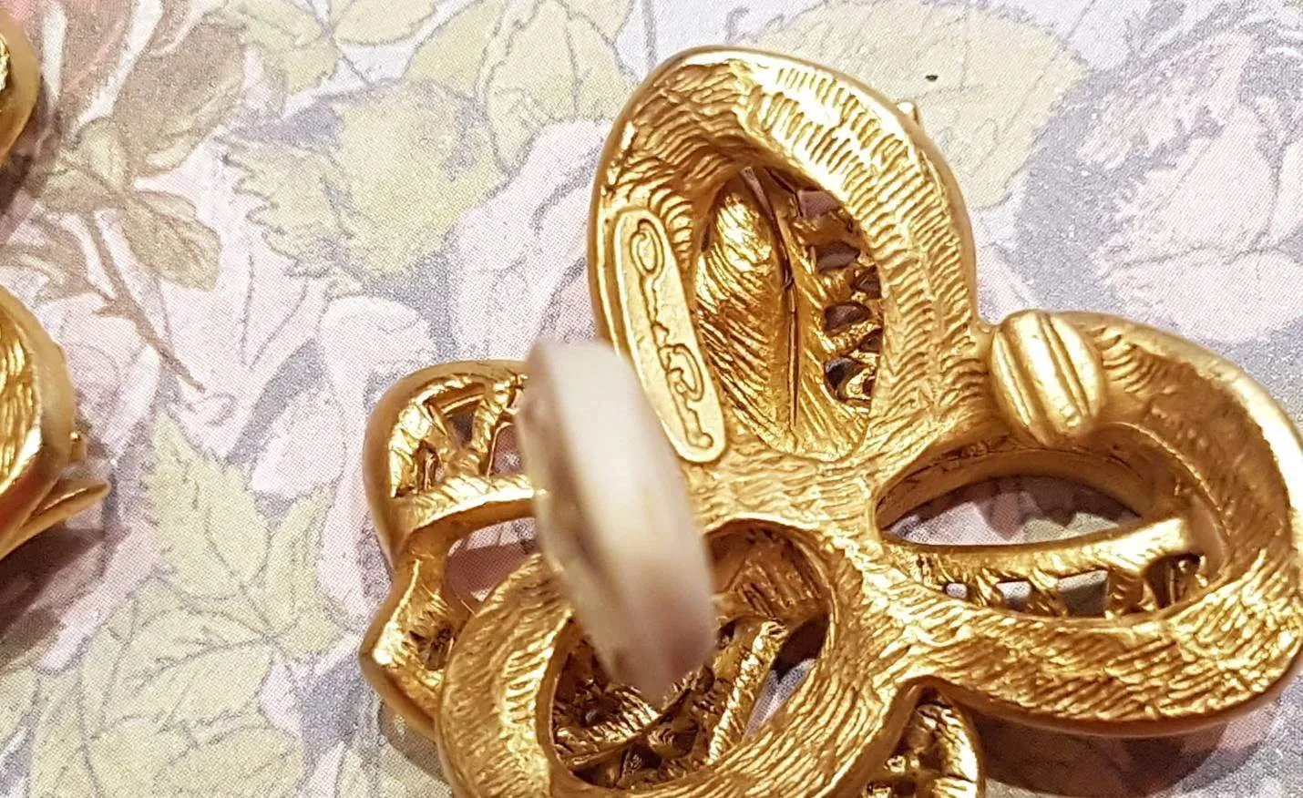 Oscar de La Renta Earrings Clip On Gold Bow