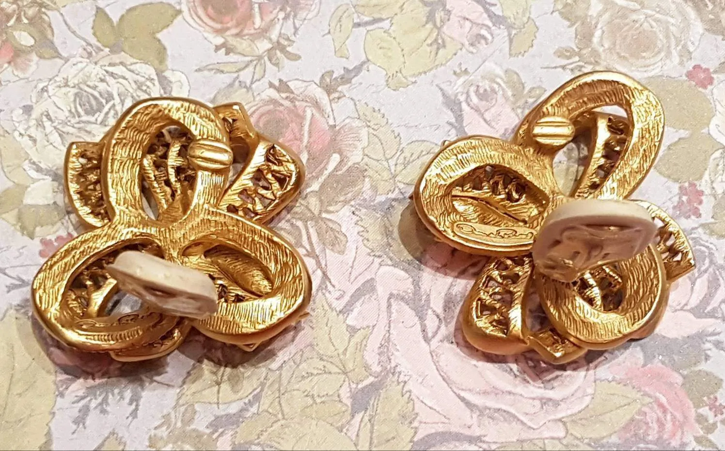 Oscar de La Renta Earrings Clip On Gold Bow