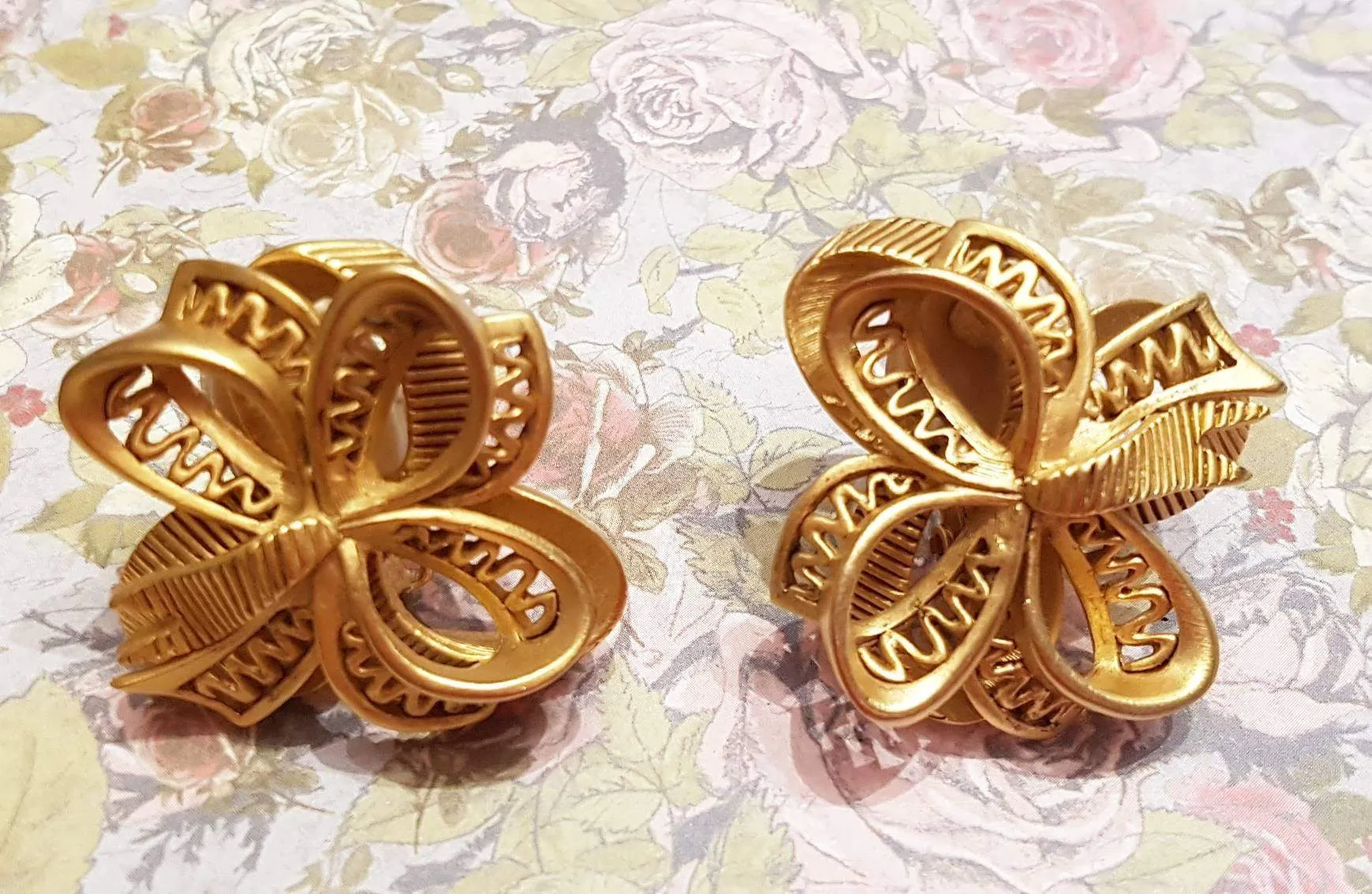 Oscar de La Renta Earrings Clip On Gold Bow